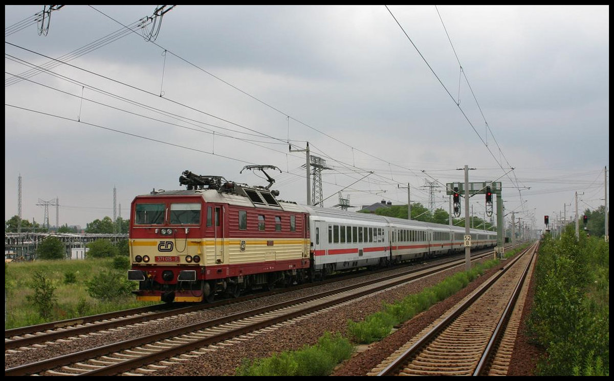 CD 371015 ist hier am 2.6.2007 mit dem Eurocity nach Budapest in Dresden Zschachwitz unterwegs.