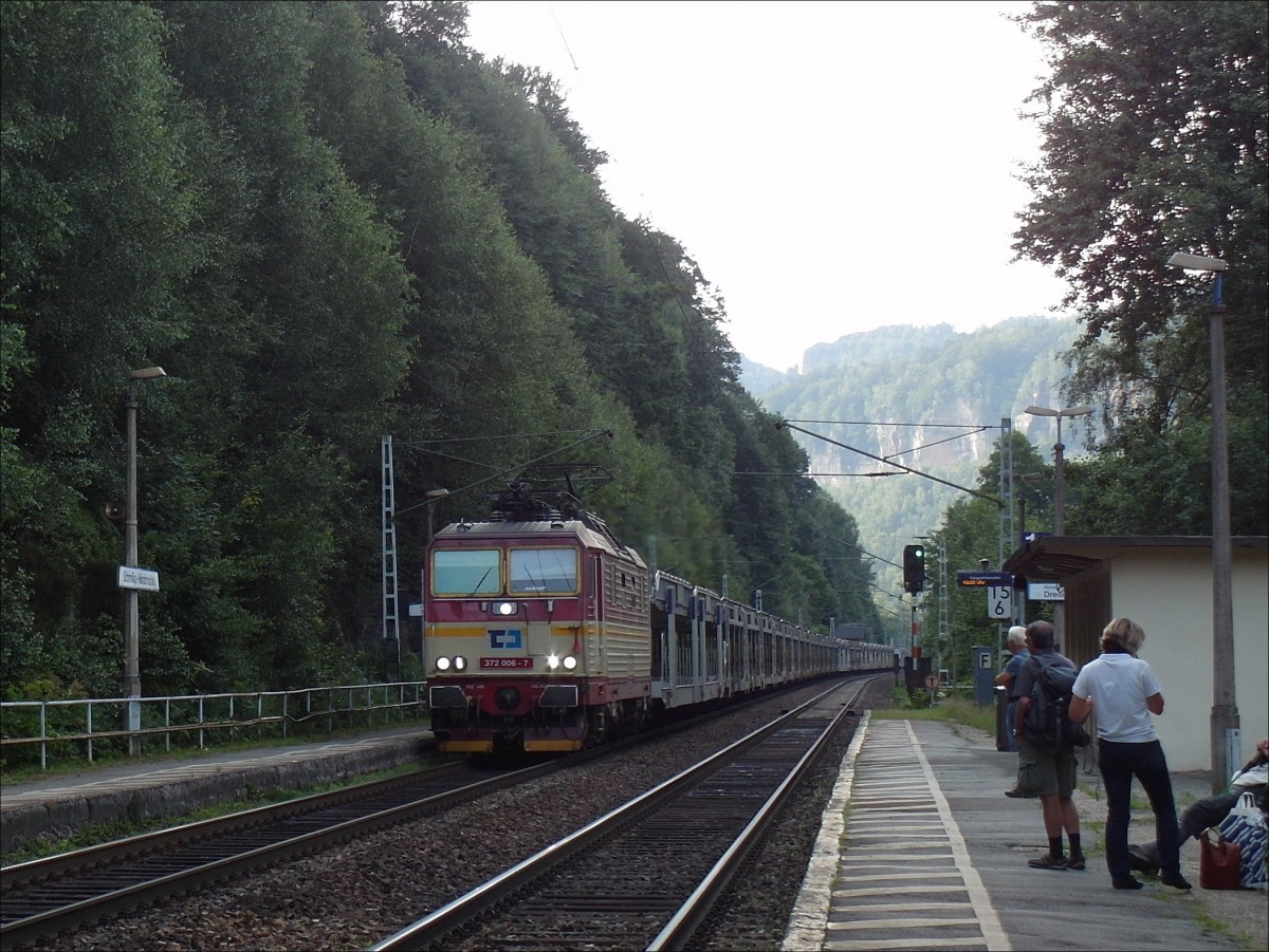 CD 372 006 mit einem Zug leerer Autotransportwaggons in Schmilka kurz vor der Grenze zu Tschechien; am Abend des 15.07.2015
