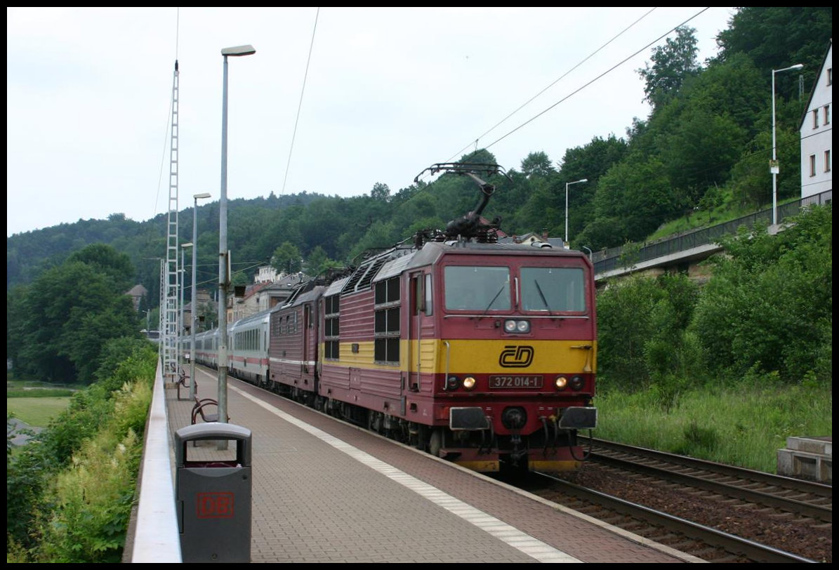 CD 372014-1 kommt hier am 2.6.2007 mit einem Eurocity aus Tschechien durch den Bahnhof Königstein in Sachsen. Sie hat neben dem EC noch eine zweite E-Lok am Haken, die abgebügelt mitläuft.