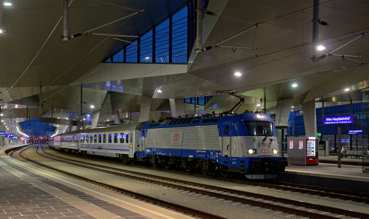 CD 380 003 mit EC 105 Sobieski von Gdynia Glowna bei ihren Halt in Wien Hauptbahnhof, 16.04.2015