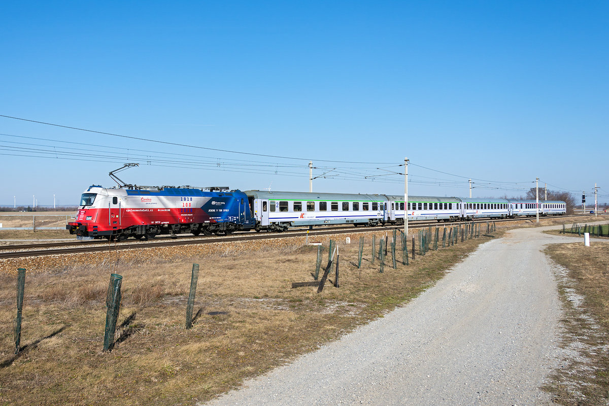 CD 380 004 ‘100 years independent Czech(oslovakia)’ brachte am 28.02.2019 den EC 103  Polonia  nach Wien Hauptbahnhof. Die Aufnahme etstand zwischen Deutsch Wagram und Wien Süßenbrunn.