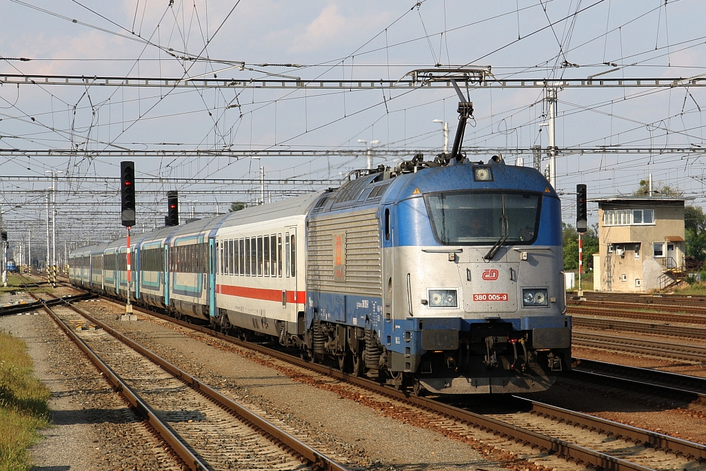 CD 380 005-9 am 20.Juli 2018 bei der Einfahrt in den Bahnhof Breclav.
