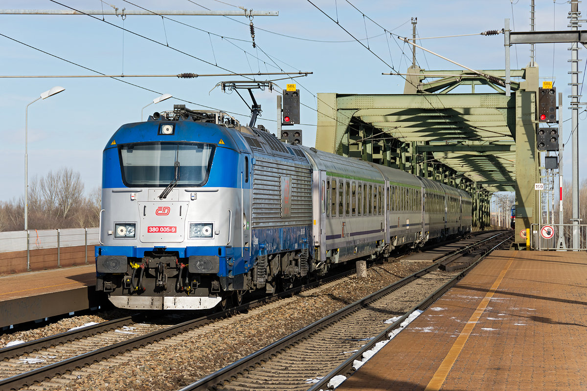 CD 380 005-9 mit de EC 103, kurz vor seinem Ziel in Wien Hbf. Wien Praterkai, am 29.01.2019.