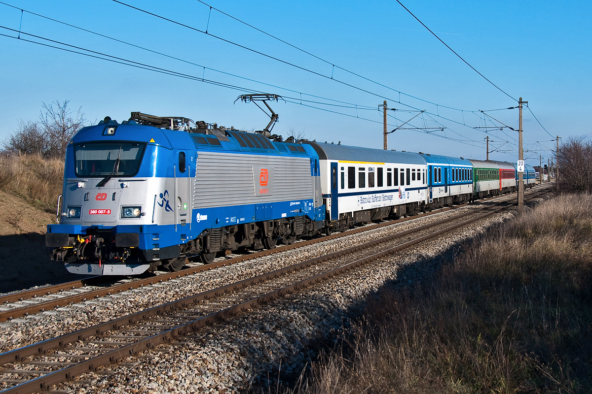 CD 380 007 ist mit EC 75 von Prag nach Wr. Neustadt unterwegs. Die Aufnahme entstand am 15.12.2013 zwischen Helmahof und Deutsch Wagram.