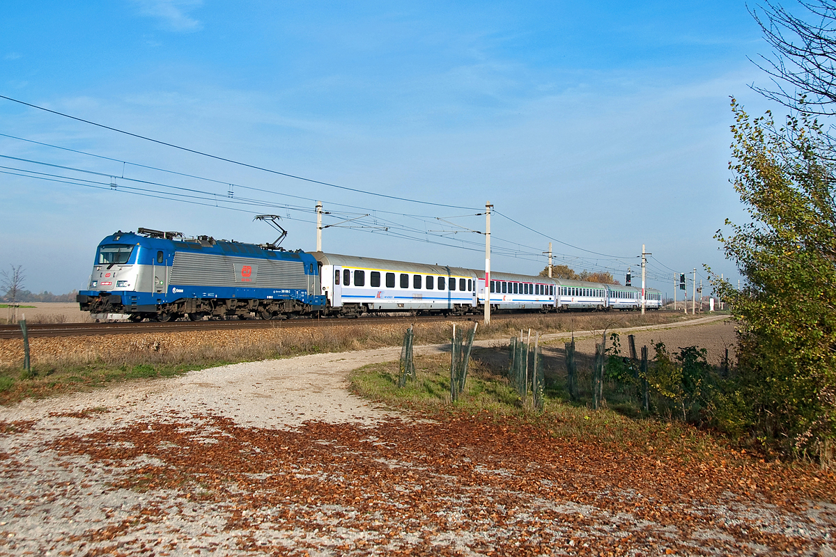 CD 380 008 bringt den EC 103 nach Wien Westbahnhof. Wien Süßenbrunn, am 06.11.2015.