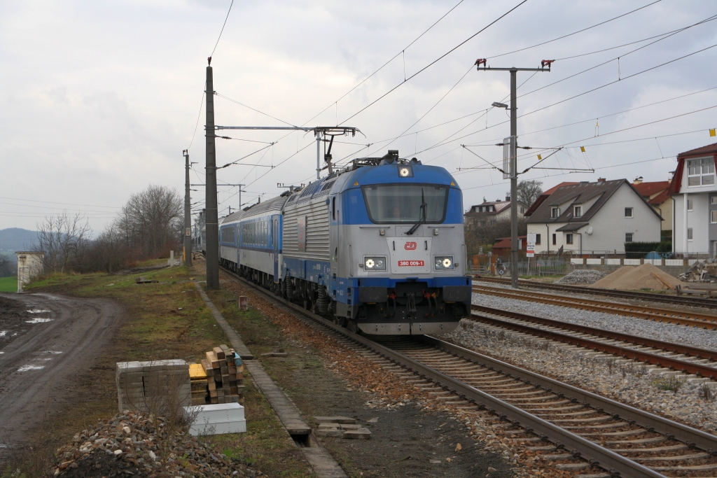 CD 380 009-1 fährt am 30.November 2019 mit dem IC 333  Jizni Express  (Praha-Holesovice - Linz/Donau Hbf.) durch Gaisbach-Wartberg.