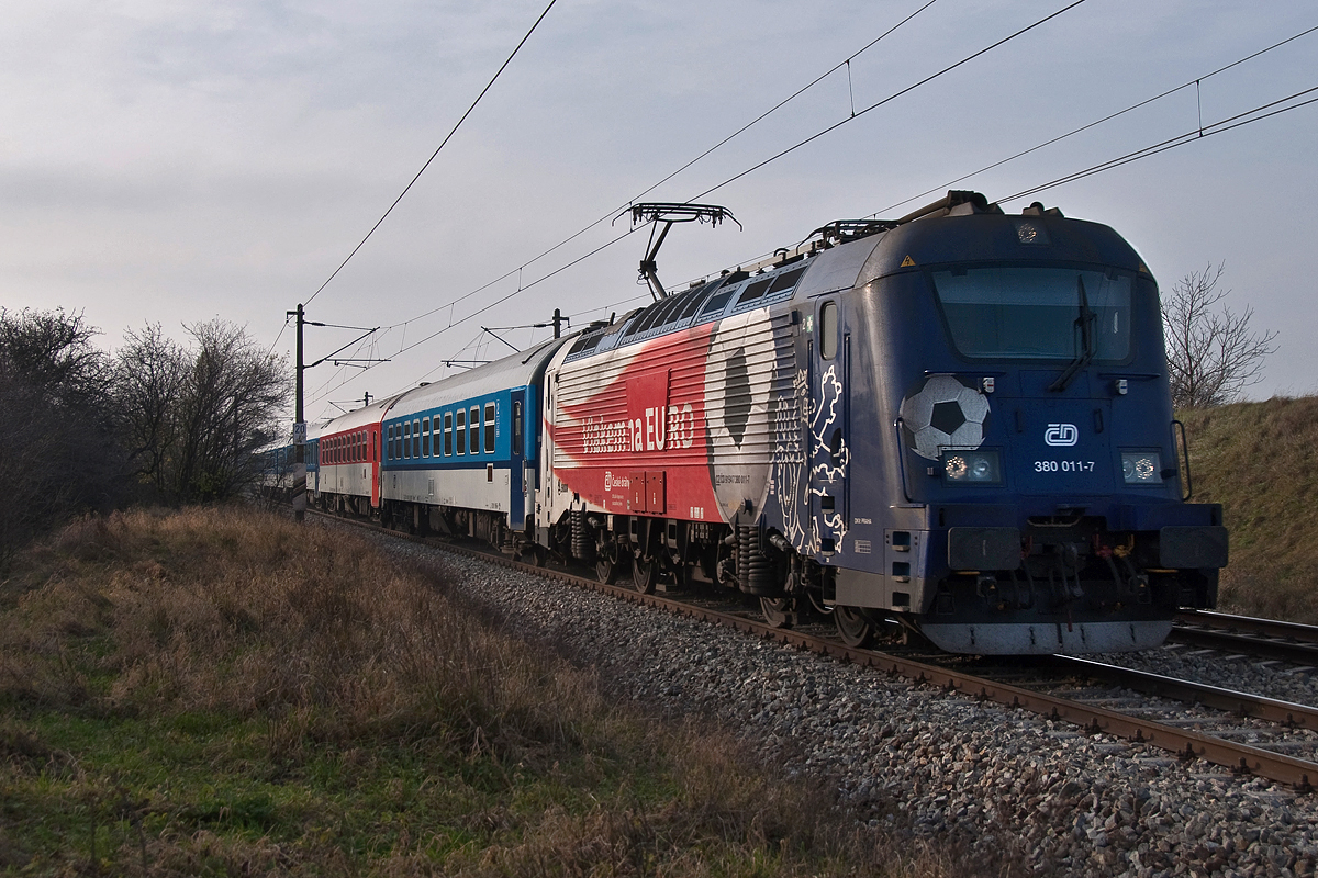 CD 380 011 bringt am 13.12.2014 den EC 70 von Wr. Neustadt nach Prag. Die Aufnahme entstand kurz vor Helmahof.