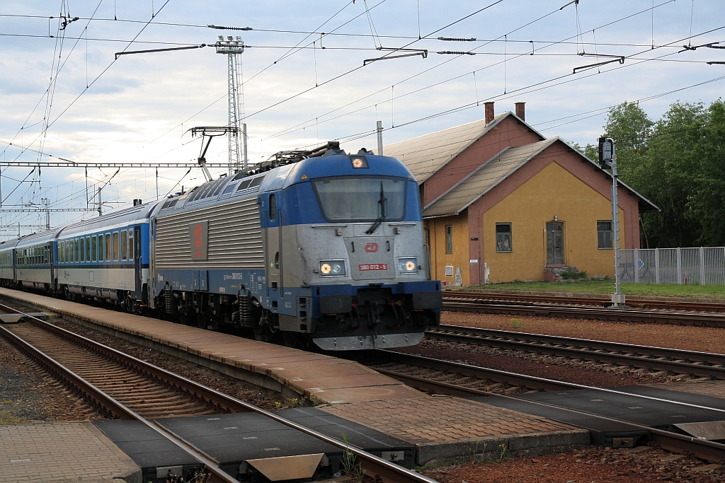 CD 380 012-5 fährt am 11.Mai 2019 durch den Bahnhof Zajeci.