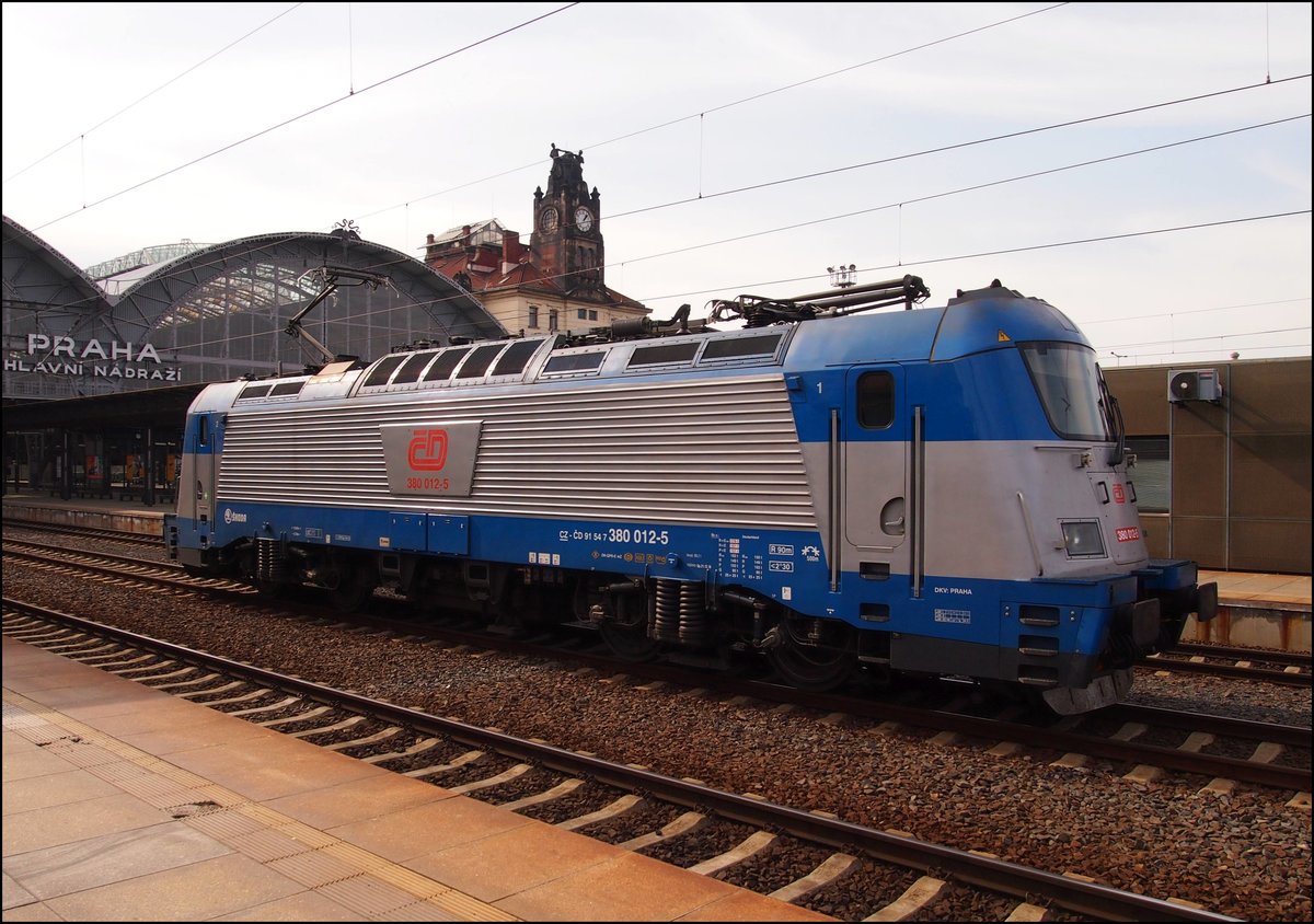 CD 380 012-5 steht am 13.03.2017 in Prag Hauptbahnhof.
