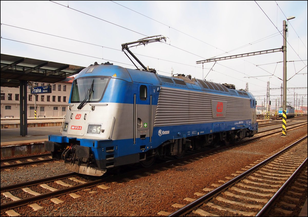 CD 380 012-5 steht am 13.03.2017 in Prag Hauptbahnhof.