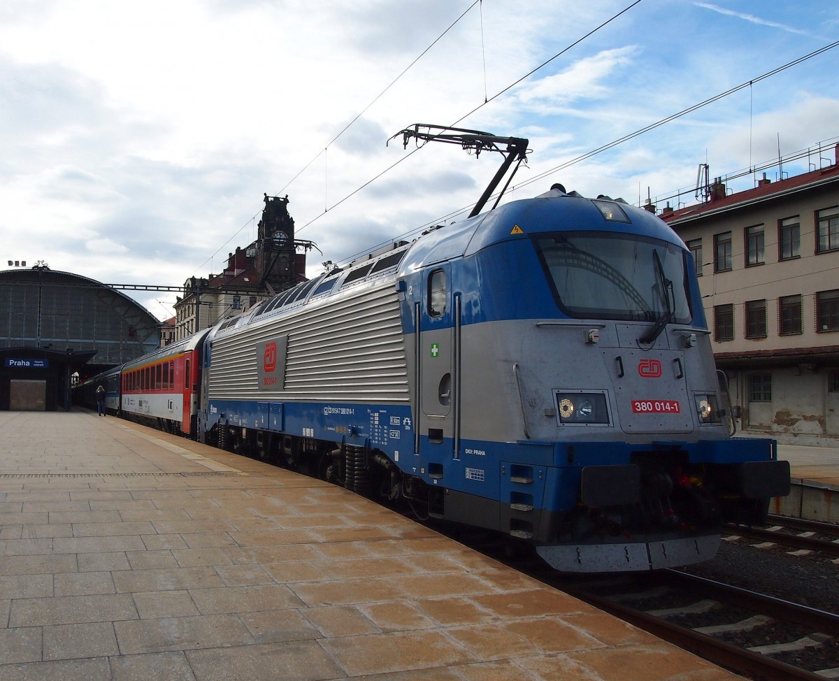 CD 380 014-1 im Hauptbahnhof Prag am 8. 11. 2013.