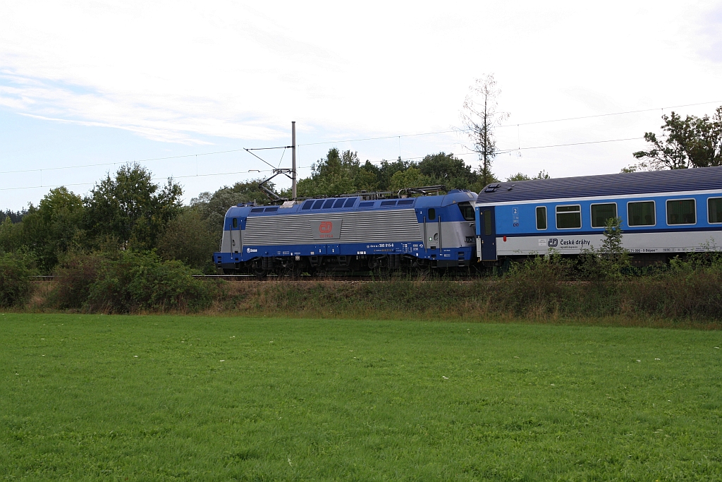CD 380 015-8 vor dem Ex 1540  Jizni Expres  (Linz - Praha-Holesovice) am 22.September 2018 kurz vor dem Bahnhof Holkov.