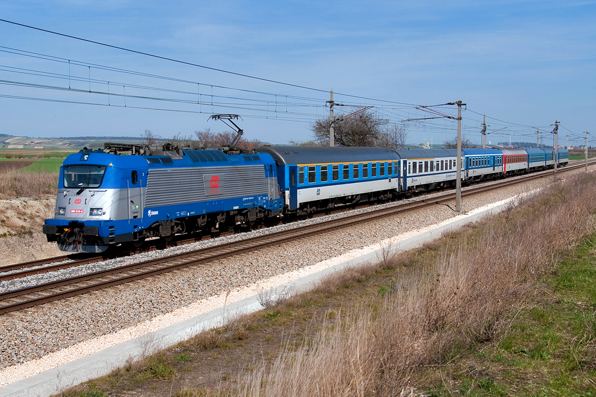 CD 380 016 ist mit dem EC 75 nach Wr. Neustadt unterwegs. Die Aufnahme entstand am 21.03.2014 kurz vor Tallesbrunn.