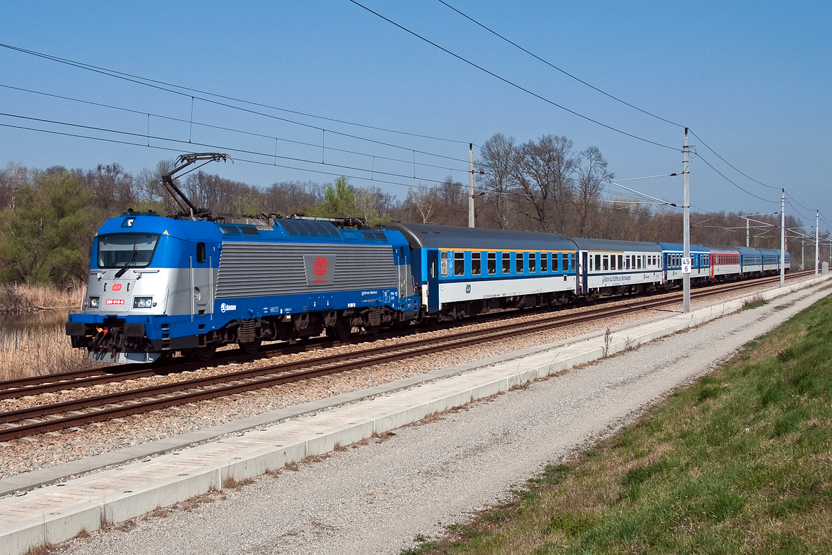 CD 380 016 ist mit EC 73 nach Wr. Neustadt Hbf. unterwegs. Stillfried, am 28.03.2014.