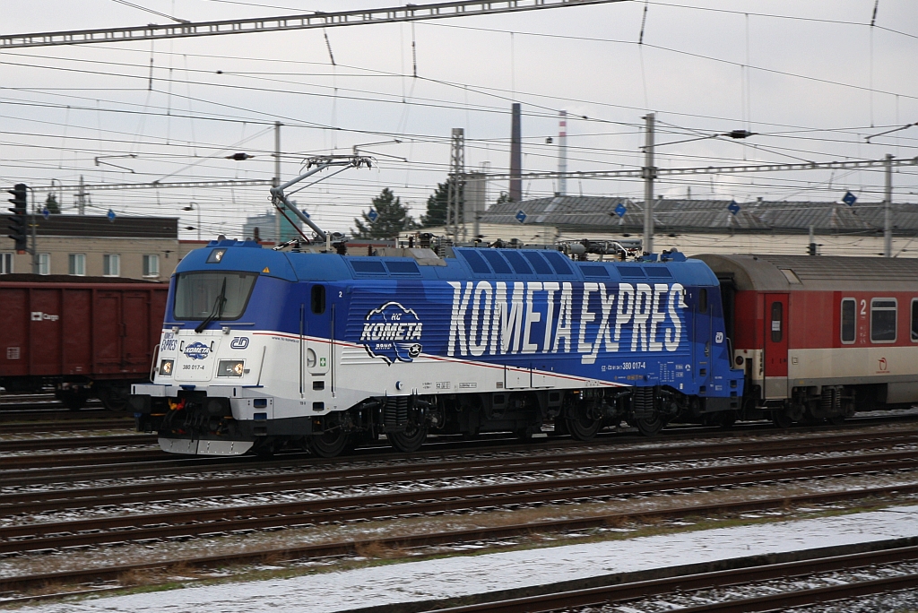 CD 380 017-4 fährt am 02.Dezember 2018 in den Bahnhof Valasske Mezirici ein.
