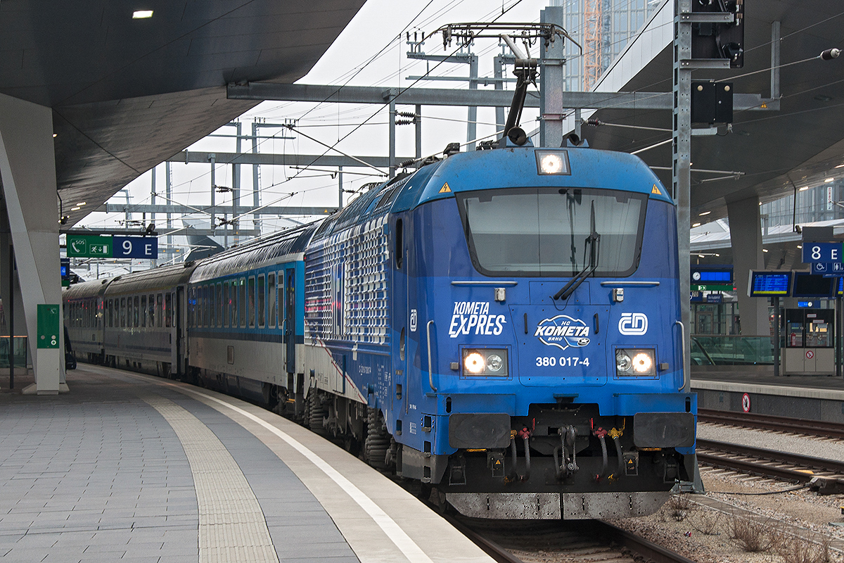 CD 380 017 ‘Kometa Express’, am 06.01.2018 vor dem EC 102 ‘Polonia’ nach Warszawa
Wschodnia, kurz vor der Abfahrt in Wien Hauptbahnhof.