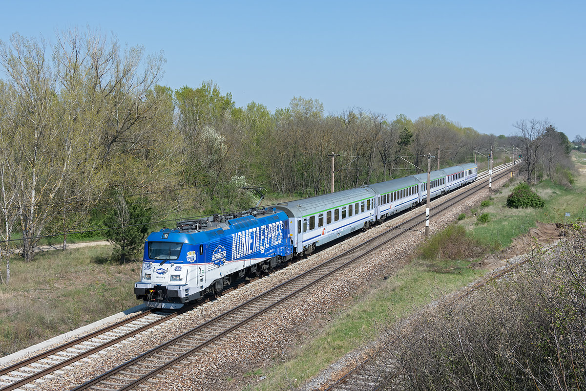 CD 380 017 'Kometa Express' brachte am 16.04.2019 den EC 103 nach Wien Hbf. Die Aufnahme entstand bei Strasshof an der Nordbahn.