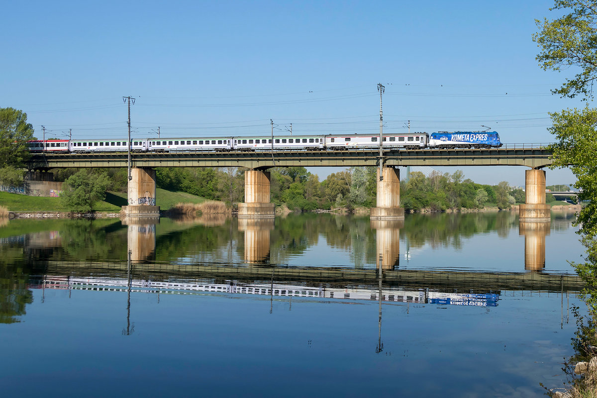 CD 380 017 'Kometa Express' überquert mit dem EC 104  Sobieski  am Morgen des 18.04.2019 die Brücke über die neue Donau in Wien.