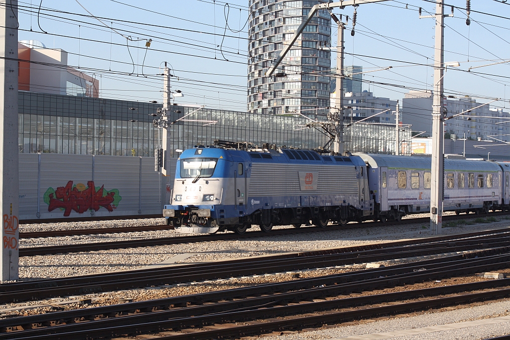 CD 380 018-2 am 25.April 2015 bei der Hst. Matzleinsdorfer Platz.