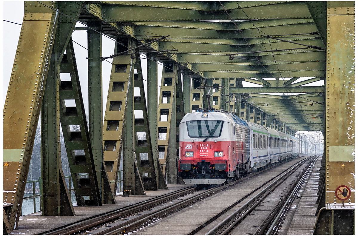 CD 380 mit EC 102 auf der Stadlauer Ostbahnbrücke, Dezember 2018