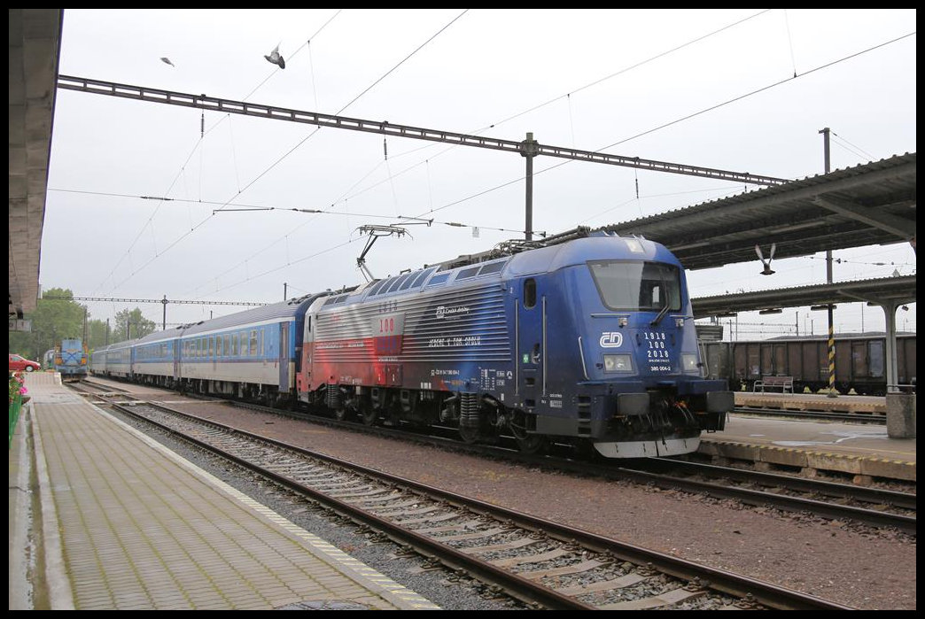 CD 380004-2 fährt hier am 15.5.2019 um 11.37 Uhr mit dem Metropolitan nach Budapest in den Grenzbahnhof Sturovo ein.
