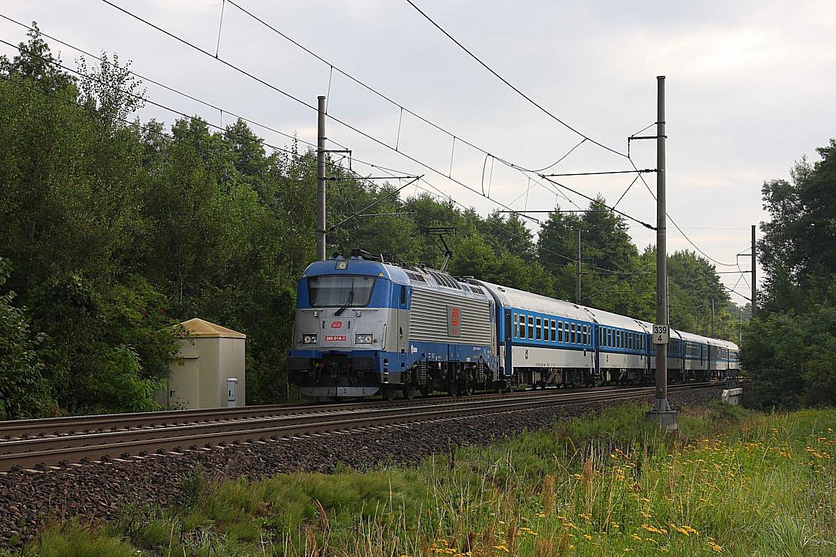 CD 380014 mit einem Schnellzug in Richtung Kolin - Prag hier bei Stary Kolin am 21.8.2013 um 8.32 Uhr.