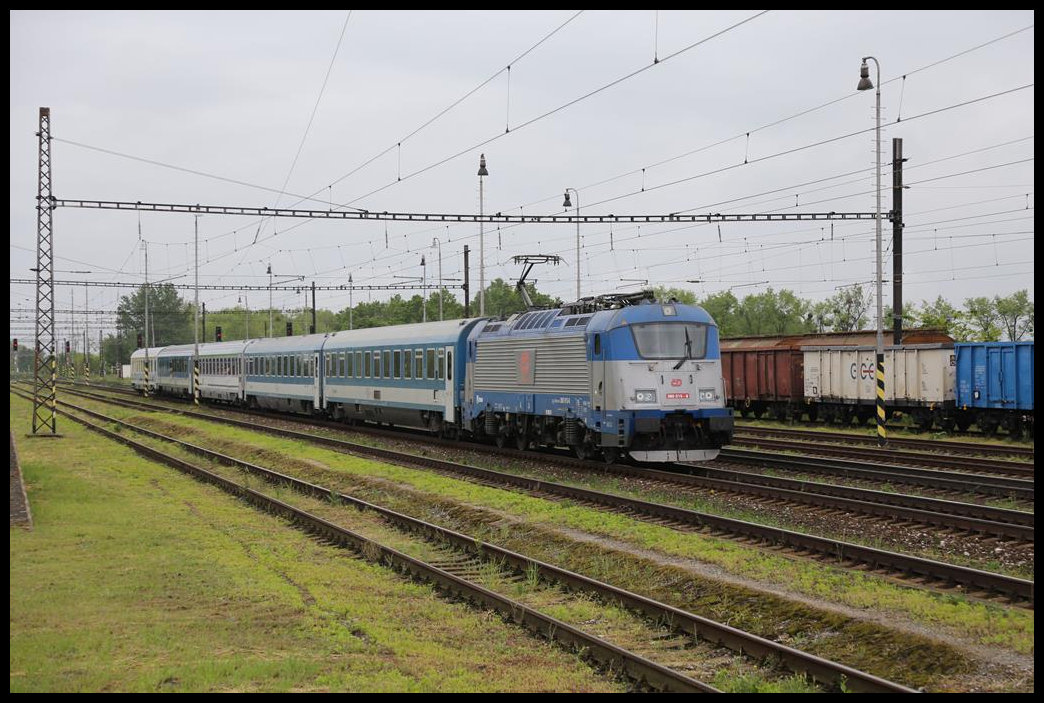 CD 380015-8 fährt hier am 16.5.2019 um 10.18 Uhr mit dem EC 130 von Budapest nach Warschau durch den slowakischen Bahnhof Palarikovo.
