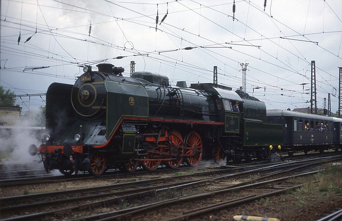 CD 387.043 fährt am 2.9.1995 mit einem Sonderzug nach Kolin aus Praha Masarykovo Nadrazi ab.