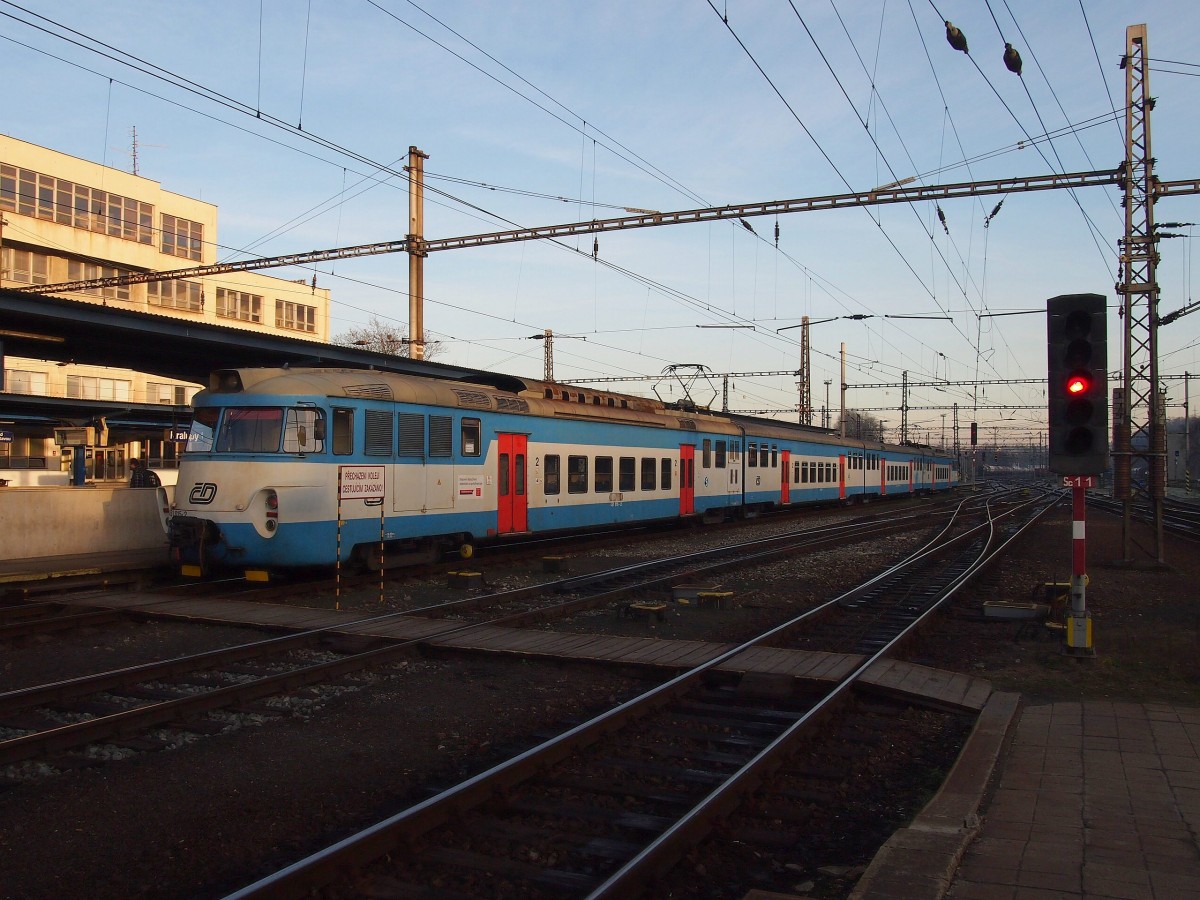 CD 451 015-2 im Hbf. Kralupy nad Vltavou am 16.12. 2013. 