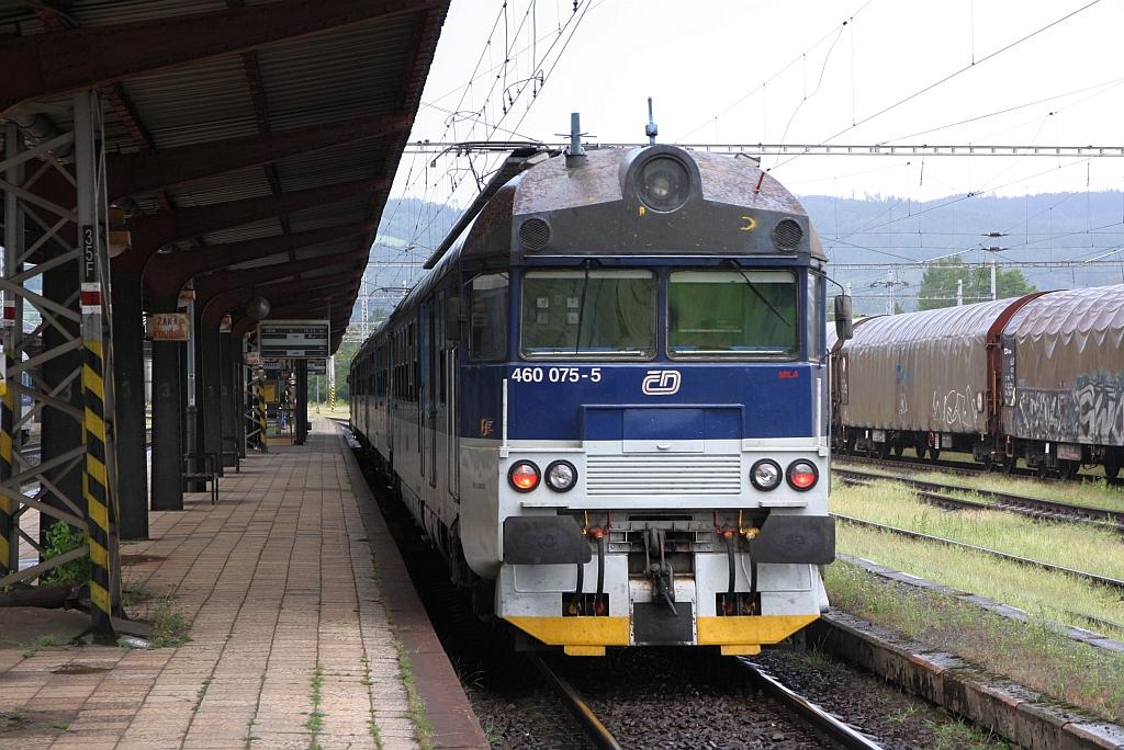 CD 460 075-5 als dem Os 3237 (Prerov - Vsetin) am 10.August 2018 im Bahnhof Valasske Mezirici.