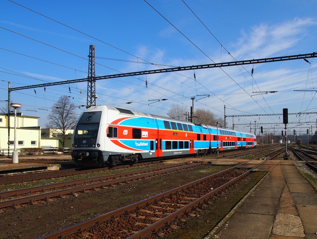 CD 471 051-3 fährt von Prag nach Kralupy nad Vltavou am 8.3.2015