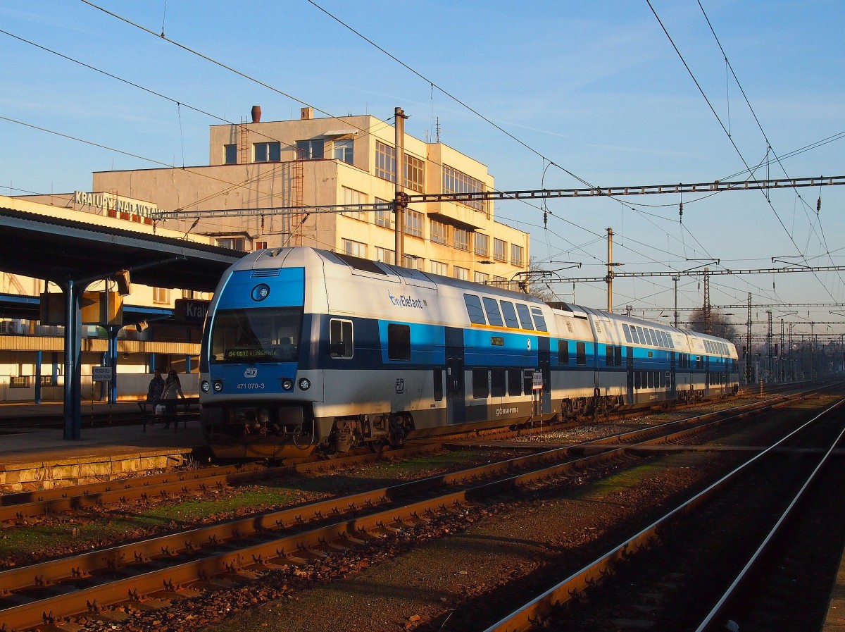 CD 471 070-3 fährt vom Bahnhof Kralupy nad Vltavou nach Usti nad Labem am 16.12.2013. 