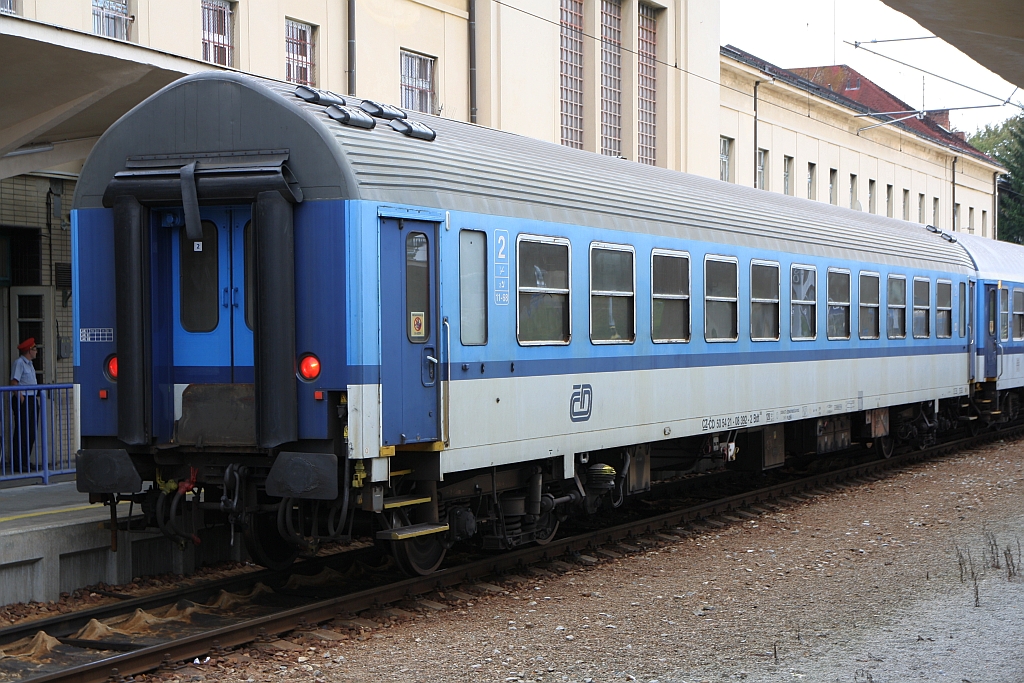 CD 50 54 21-08 392-2 Bdt am 23.September 2018 als letzter Wagen des soeben aus Veseli nad Luznicí angekommenen Os 8705 im Bahnhof Ceske Velenice.