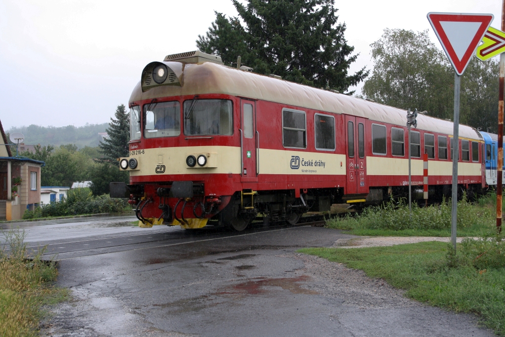 CD 50 54 80-29 216-6 ABfbdtn fährt am 07.September 2019 als erstes Fahrzeug des Os 4446 (Brno hl.n. - Ivancice) aus der Haltestelle Ivancice mesto.