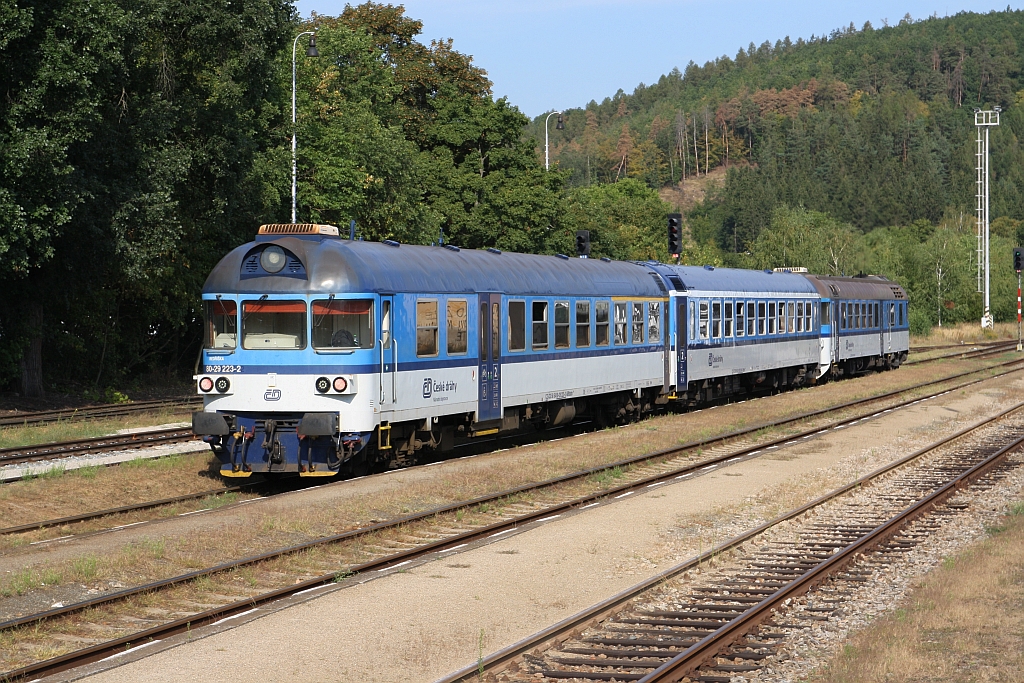 CD 50 54 80-29 223-2 ABfbdtn am 18.August 2018 als letztes Fahrzeug des ausfahrenden Os 4826 (Brno hl.n. – Namest nad Oslavou) im Bahnhof Zastavka u Brna.
