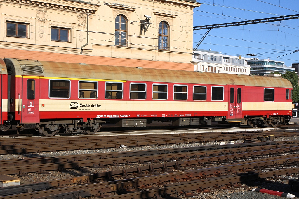 CD 50 54 80-29 225-7 ABfbdtn als letztes Fahrzeug des Os 4808 nach Jihlava am
29.September 2018 im Bahnhof Brno hl.n..