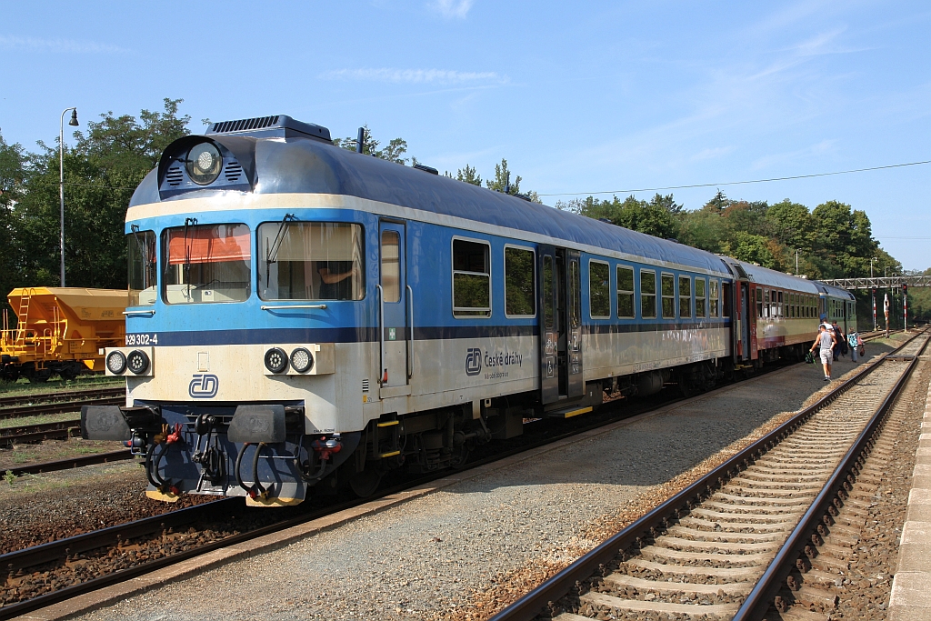 CD 50 54 80-29 302-4 Bfbdtn am 18.August 2018 als erstes Fahrzeug des Os 4807 (Trebic - Brno hl.n.) im Bahnhof Strelice.