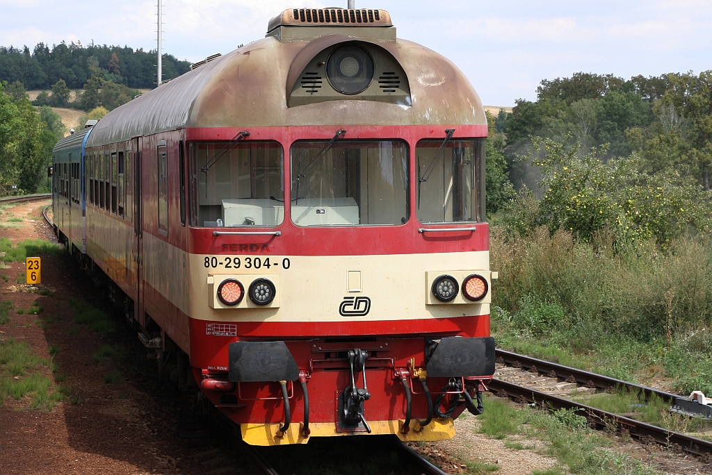CD 50 54 80-29 304-0 Bfbrdtn am 15.August 2018 als letztes Fahrzeug des ausfahrenden Os 4811 (Jihlava – Brno hl.n.) im Bahnhof Kralice nad Oslavou.