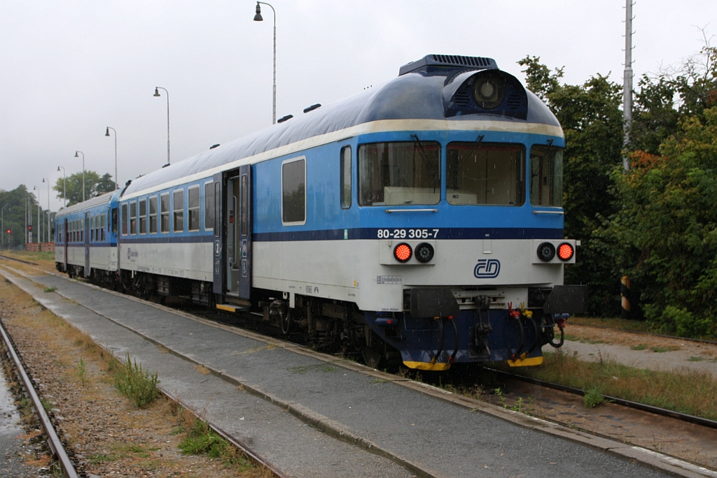 CD 50 54 80-29 305-7 Bfbdtn als letztes Fahrzeug des Os 4448 von Brno hl.n. im Bahnhof Ivancice.