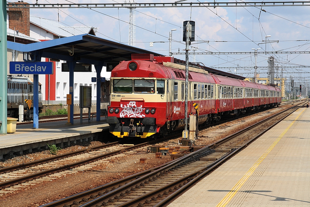 CD 560 023-4 (historisch angeschrieben als CSD SM488 0023) am 28.Juli 2018 im Bahnhof Breclav.