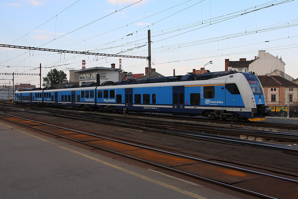 CD 640 004-8 am 18.August 2018 im Bahnhof Brno hl.n. als letztes Fahrzeug des ausfahrenden Os 4728 nach Brezova nad Svitavou.