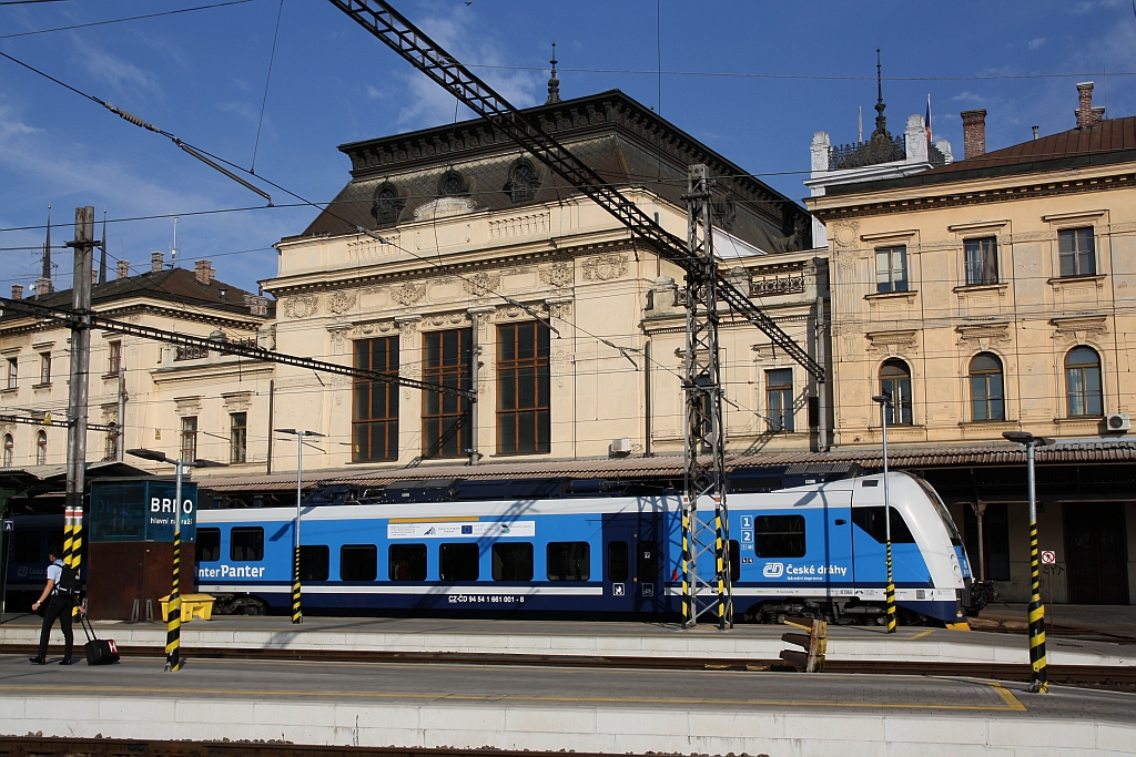 CD 641 001-8 vor dem prächtigem Aufnahmsgebäude des Bahnhof Brno hlavni nadrazi am 18.August 2018.