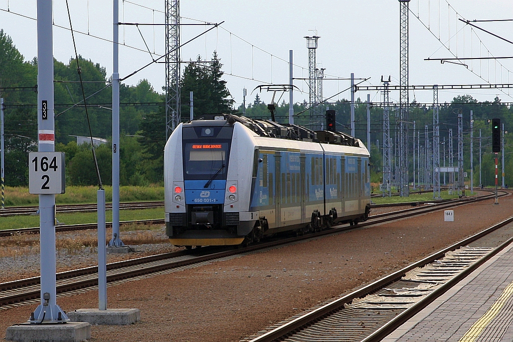 CD 650 001-1 fährt am 04.August 2018 als als Os 2168 nach Ceske Budejovice aus dem Bahnhof Ceske Velenice.
