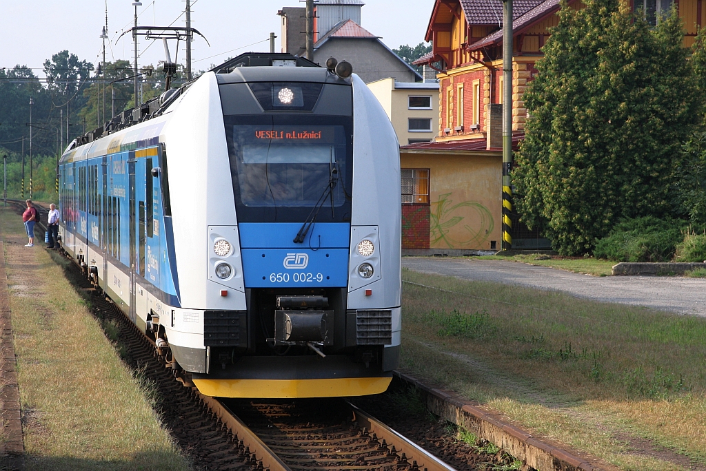 CD 650 002-9 als Os 8303 (Jindrichuv Hradec - Veseli nad Luznice) am 05.August 2018 im Bahnhof Kardasova Recice.