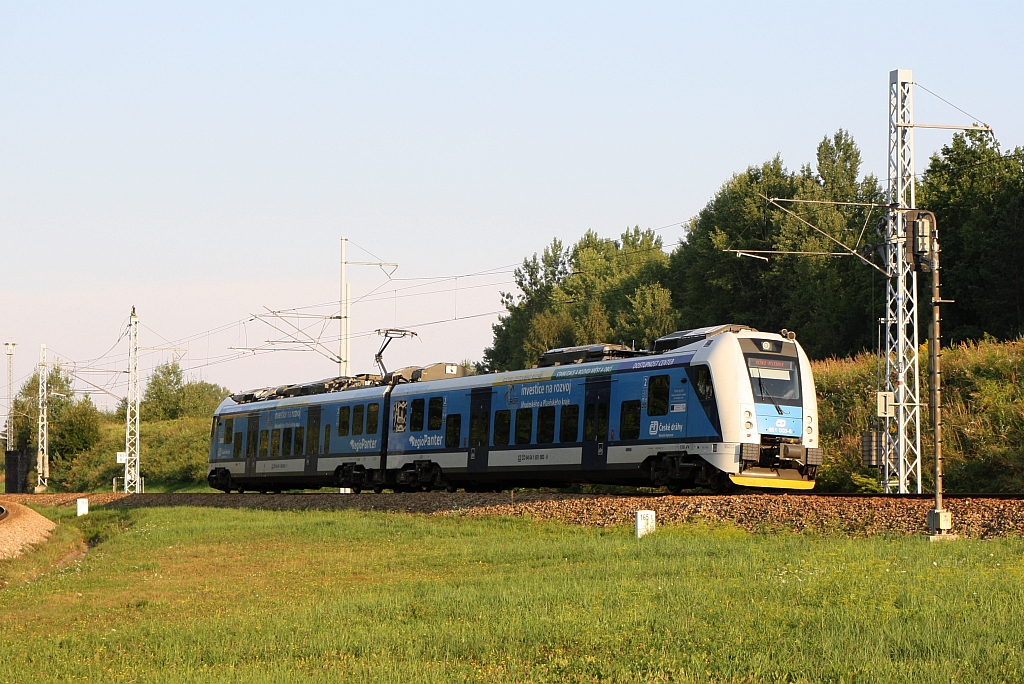 CD 651 003-6 als Os 2169 (Ceske Budejovice – Ceske Velenice) am 03.August 2018 kurz vor dem Bahnhof Ceske Velenice.