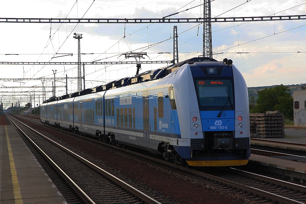 CD 660 102-5 als letztes Fahrzeug des Rx 806 (Olomouc hl.n. – Breclav - Brno hl.n.) fährt am 15.August 2018 aus dem Bahnhof Sakvice.