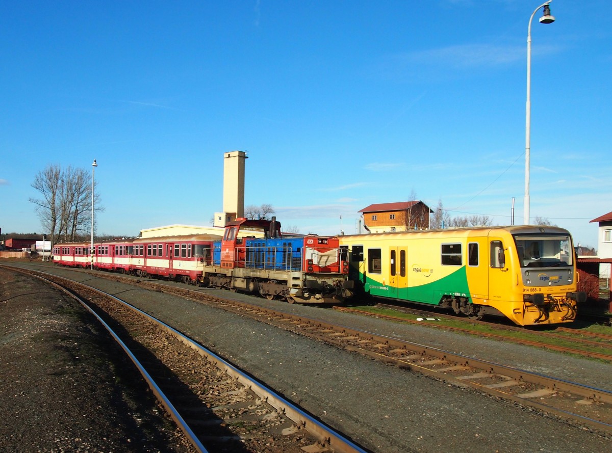 CD 714 + 814 auf Bahnhof Kladno am 26. 12. 2015.