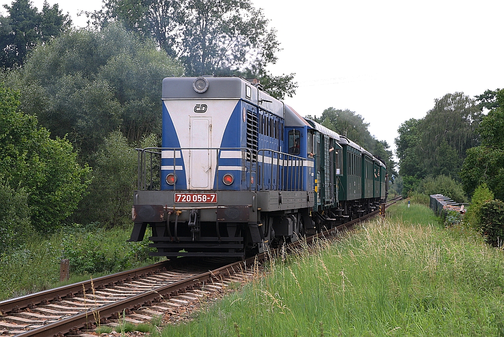 CD 720 058-7 am 04.August 2018 am Schluß des Os 28455 (Veseli nad Luznici - Trebon) kurz nach der Ausfahrt aus dem Bahnhof Lomnice nad Luznice.