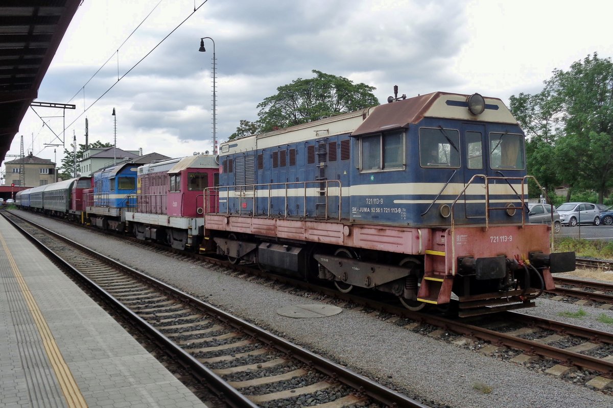 CD 721 113 steht mit ein Museumslokzug am 15 Mai 2015 in Kolín. Mann beobachte der Unterschied in Umfang zwischen der 1. Lok (eine 721, Gross Hektor) und der 2.Lok (eine 720, Kleine Hektor).