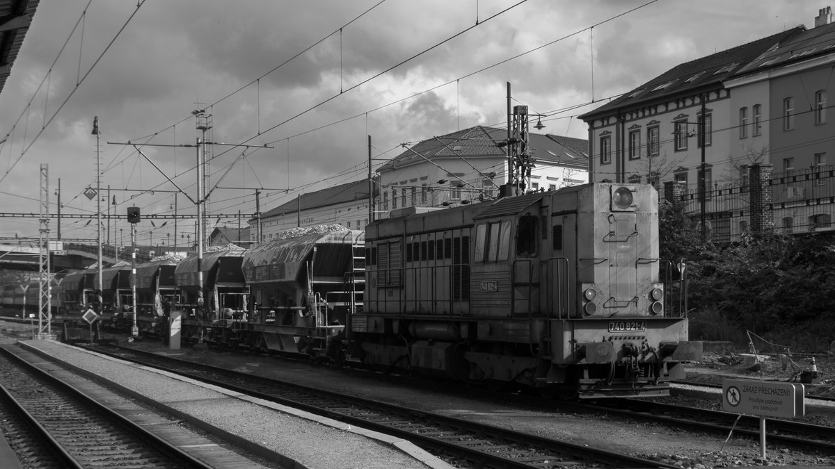 CD 740 821-4 mit einem Güterzug während der Durchfahrt des Pilsener Hauptbahnhofes. Datum der Aufnahme ist der 21. Oktober 2017. 